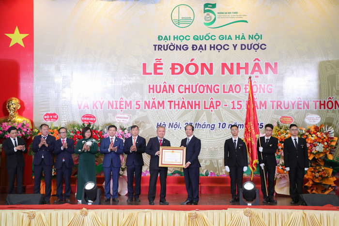 Trường Đại học Y Dược đón nhận Huân chương Lao động hạng Ba