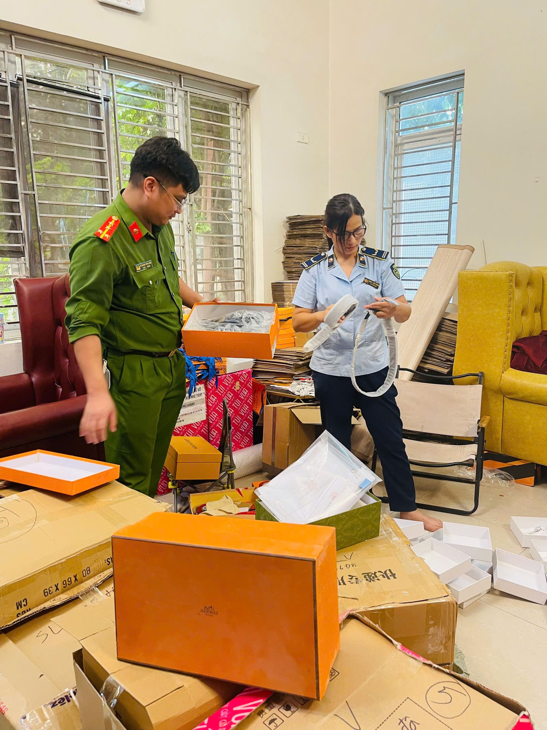 Lực lượng chức năng tỉnh Phú Thọ kiểm tra một cơ sở kinh doanh hàng hóa phát hiện nhiều sản phẩm có dấu hiệu giả mạo nhãn hiệu.