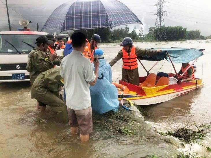 Thời tiết ngày 28/10: Bắc Bộ ngày nắng, miền Trung vẫn mưa rất to, người dân oằn mình với lũ