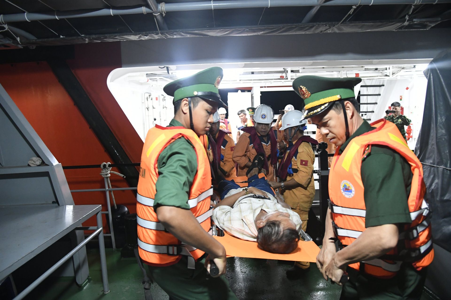 Hải đoàn Biên phòng 48 phối hợp cứu nạn ngư dân trên biển