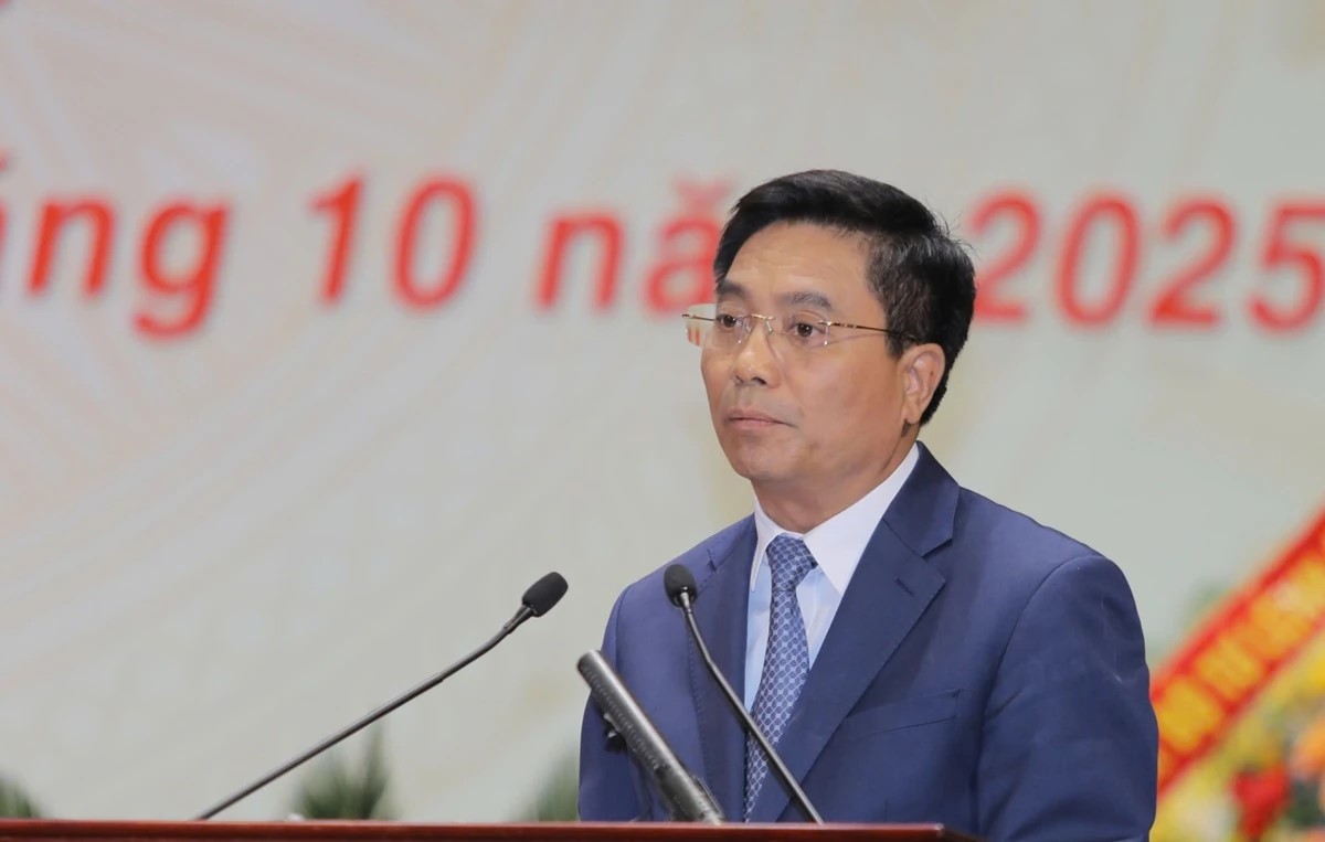 Đồng chí Nguyễn Doãn Anh, Bí thư Tỉnh ủy Thanh Hóa phát biểu đáp từ. Đồng chí Nguyễn Doãn Anh, Bí thư Tỉnh ủy Thanh Hóa phát biểu đáp từ.