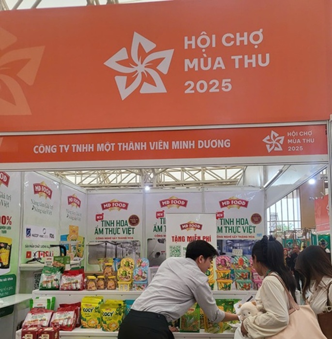 tại Hội chợ m&ugrave;a thu 2025, gian h&agrave;ng của Minh Dương Food đ&atilde; trở th&agrave;nh một điểm s&aacute;ng, thu h&uacute;t sự quan t&acirc;m đặc biệt của h&agrave;ng ng&agrave;n kh&aacute;ch tham quan