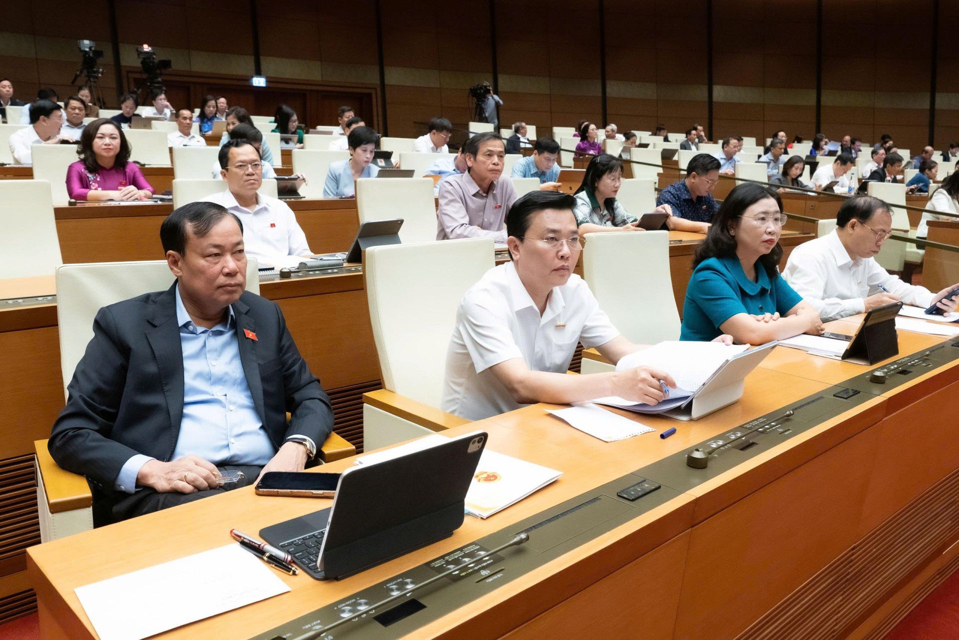 Các đại biểu Quốc hội dự Phiên thảo luận Các đại biểu Quốc hội dự Phiên thảo luận