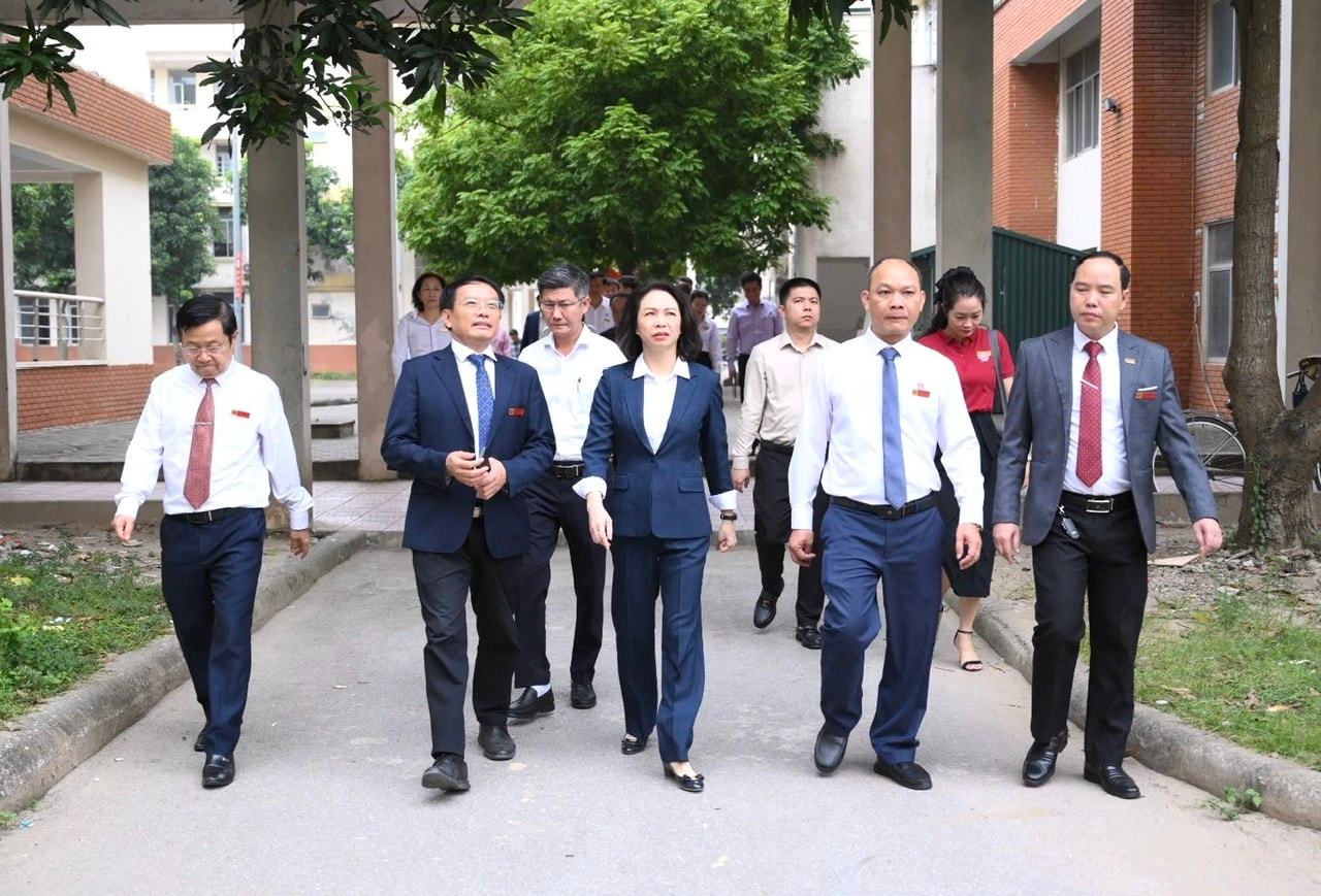 Bà Vũ Thu Hà, Phó Chủ tịch UBND TP. Hà Nội cùng đại diện các sở, ngành tham quan Bà Vũ Thu Hà, Phó Chủ tịch UBND TP. Hà Nội cùng đại diện các sở, ngành tham quan