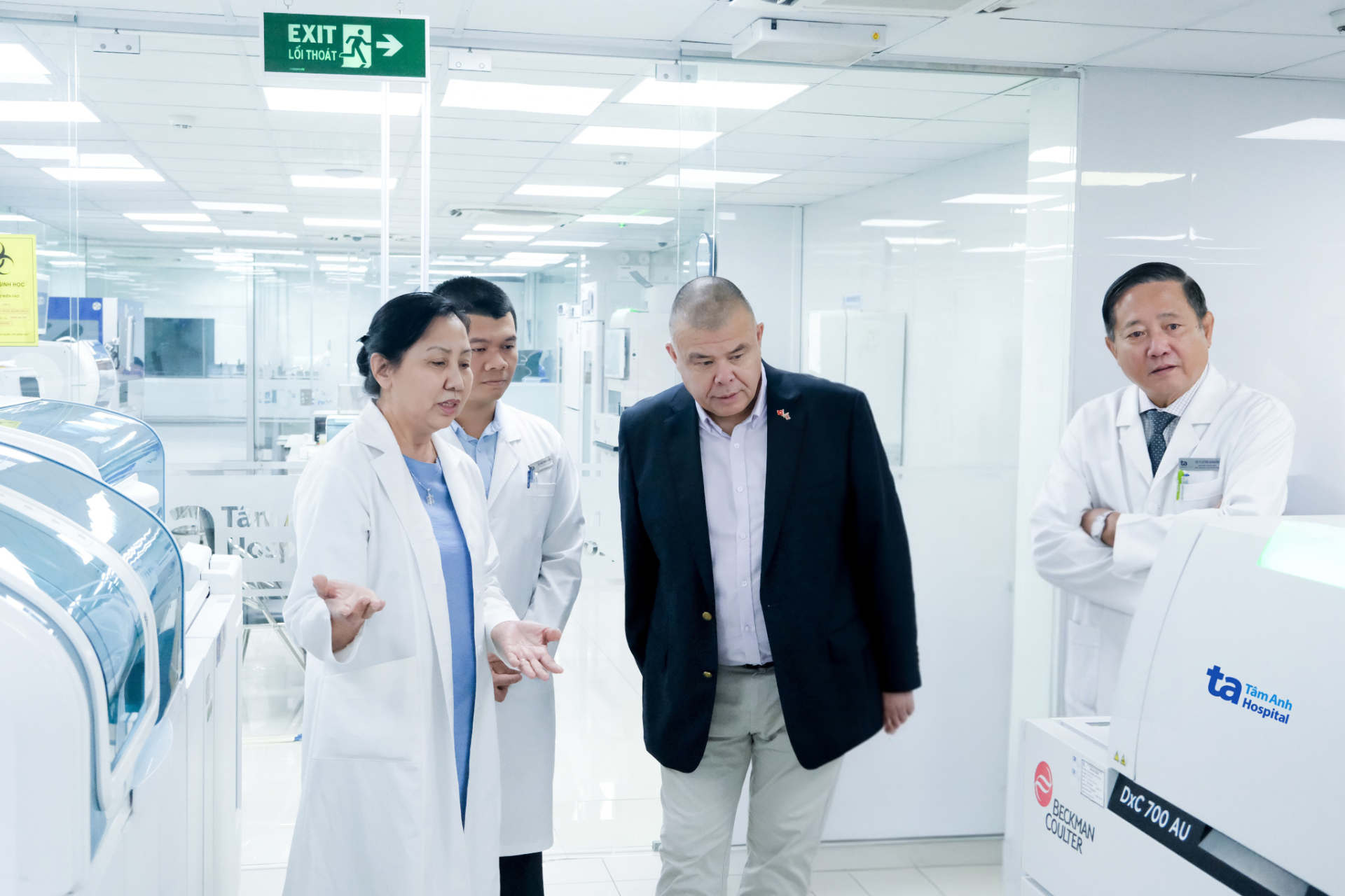 Giáo sư Hiệp sĩ Jonathan Van Tam - Giáo sư gốc Việt đầu tiên được phong tước Hiệp sĩ của Hoàng gia Anh tham quan Trung tâm Xét nghiệm tại Bệnh viện Đa khoa Tâm Anh vào tháng 12/2023