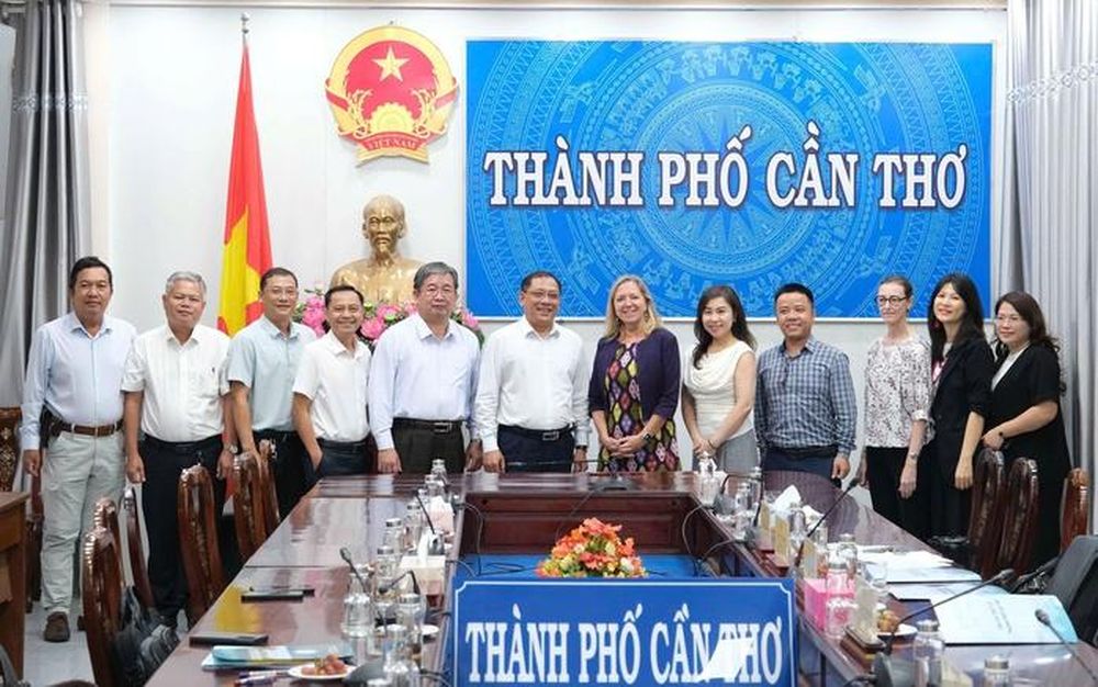 Quang cảnh buổi làm việc. Quang cảnh buổi làm việc.