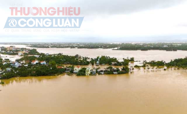 Các làng mạc ở vùng hạ du chìm trong biển nước. Các làng mạc ở vùng hạ du chìm trong biển nước.