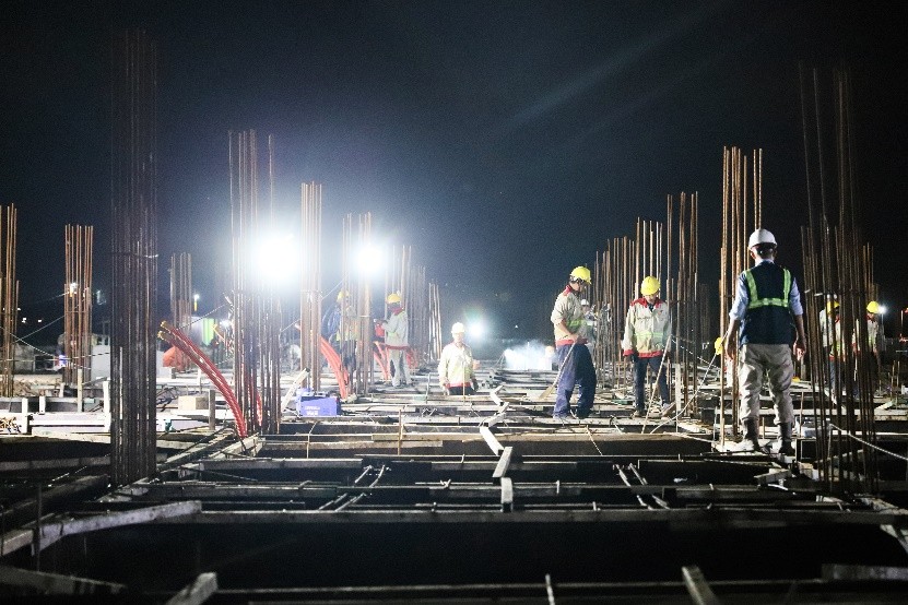 Không khí thi công rầm rộ cả ngày lẫn đêm tại công trường Aqua City - River Park 2 Không khí thi công rầm rộ cả ngày lẫn đêm tại công trường Aqua City - River Park 2