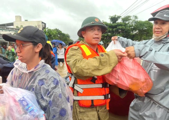 Lực lượng chức năng tiếp tế lương thực cho người dân. Ảnh: Hòa Khánh Lực lượng chức năng tiếp tế lương thực cho người dân. Ảnh: Hòa Khánh