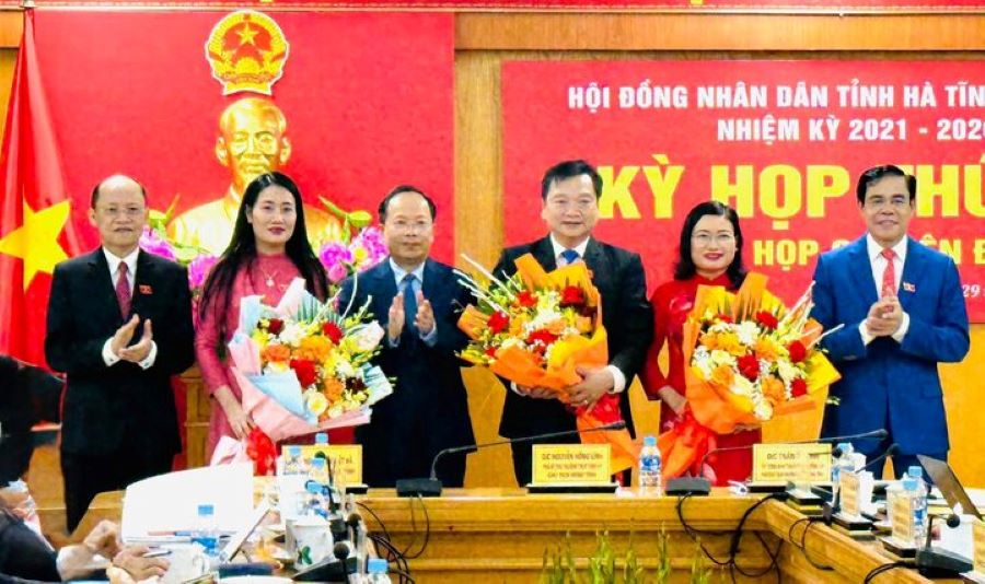Lãnh đạo tỉnh Hà Tĩnh tặng hoa chúc mừng tân Phó Chủ tịch HĐND tỉnh Nguyễn Thị Việt Hà, 2 Phó Chủ tịch UBND tỉnh Hồ Huy Thành và Nguyễn Thị Nguyệt. Lãnh đạo tỉnh Hà Tĩnh tặng hoa chúc mừng tân Phó Chủ tịch HĐND tỉnh Nguyễn Thị Việt Hà, 2 Phó Chủ tịch UBND tỉnh Hồ Huy Thành và Nguyễn Thị Nguyệt.