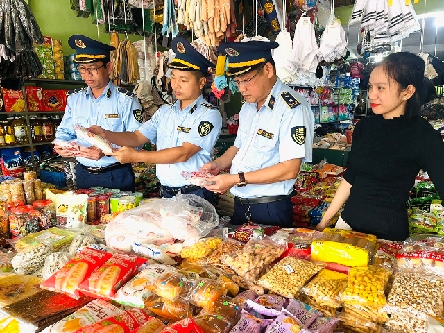 Lực lượng QLTT kiểm tra tại cơ sở kinh doanh.