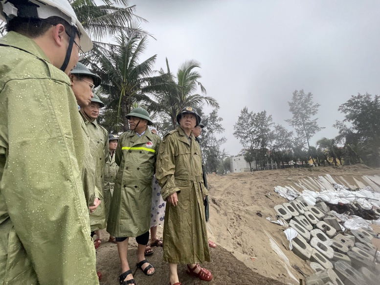 Phó Thủ tướng đến kiểm tra khu vực bờ biển bị sạt lở tại phường Hội An Đông - Ảnh: VGP/Minh Khôi Phó Thủ tướng đến kiểm tra khu vực bờ biển bị sạt lở tại phường Hội An Đông - Ảnh: VGP/Minh Khôi