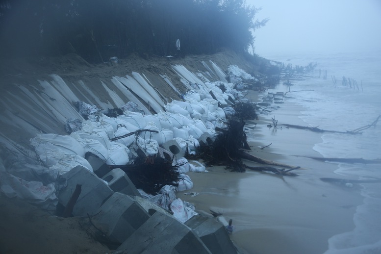 Phó Thủ tướng đến kiểm tra khu vực bờ biển bị sạt lở tại phường Hội An Đông - Ảnh: VGP/Minh Khôi Phó Thủ tướng đến kiểm tra khu vực bờ biển bị sạt lở tại phường Hội An Đông - Ảnh: VGP/Minh Khôi