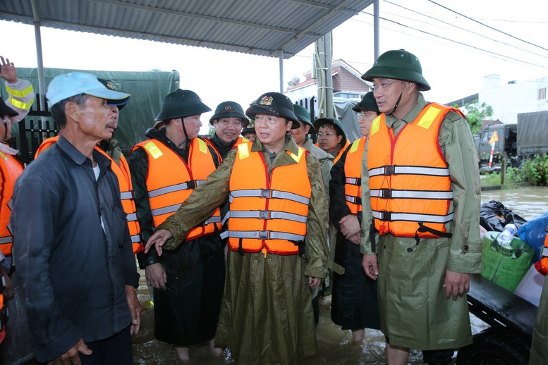 Phó Thủ tướng Trần Hồng Hà đi thăm hỏi, động viên người dân bị cô lập trong vùng lũ ở Đà Nẵng - Ảnh: VGP/Minh Khôi Phó Thủ tướng Trần Hồng Hà đi thăm hỏi, động viên người dân bị cô lập trong vùng lũ ở Đà Nẵng - Ảnh: VGP/Minh Khôi