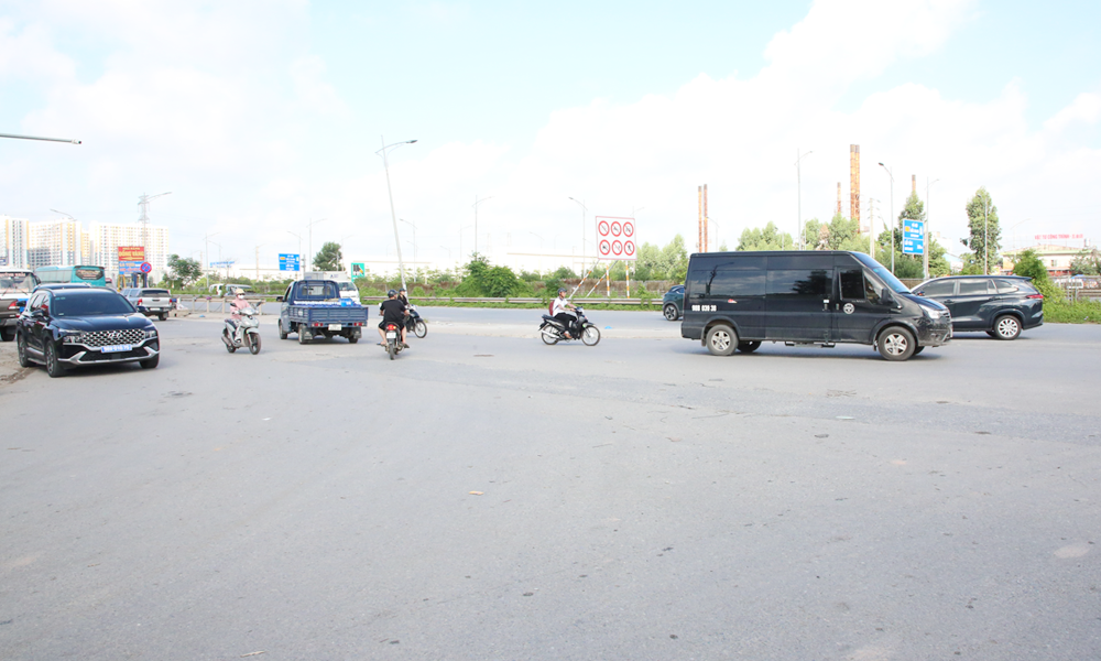 Khu vực lối tách từ đường Cao tốc Hà Nội - Bắc Giang vào đường gom tại Km127+100 (trước cửa hàng xăng dầu Khoa Giang hướng Hà Nội đi Lạng Sơn). Khu vực lối tách từ đường Cao tốc Hà Nội - Bắc Giang vào đường gom tại Km127+100 (trước cửa hàng xăng dầu Khoa Giang hướng Hà Nội đi Lạng Sơn).