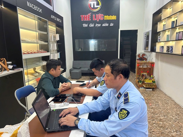 Lượng QLTT tỉnh Quảng Trị kiểm tra tại cơ sở kinh doanh.