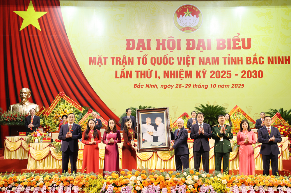 Đồng chí Đỗ Văn Chiến, Ủy viên Bộ Chính trị, Bí thư Trung ương Đảng, Bí thư Đảng ủy MTTQ, các đoàn thể Trung ương, Chủ tịch Ủy ban Trung ương MTTQ Việt Nam tặng Đại hội bức tranh Bác Hồ với Bác Tôn. Đồng chí Đỗ Văn Chiến, Ủy viên Bộ Chính trị, Bí thư Trung ương Đảng, Bí thư Đảng ủy MTTQ, các đoàn thể Trung ương, Chủ tịch Ủy ban Trung ương MTTQ Việt Nam tặng Đại hội bức tranh Bác Hồ với Bác Tôn.