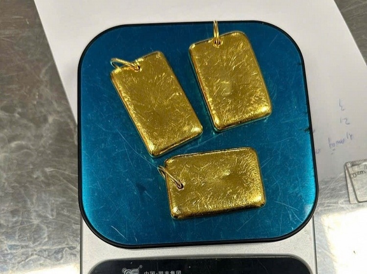 3 miếng kim loại nghi vấn là vàng miếng do Hải quan cửa khẩu sân bay quốc tế Nội Bài bắt giữ ngày 14/10/2025. 3 miếng kim loại nghi vấn là vàng miếng do Hải quan cửa khẩu sân bay quốc tế Nội Bài bắt giữ ngày 14/10/2025.