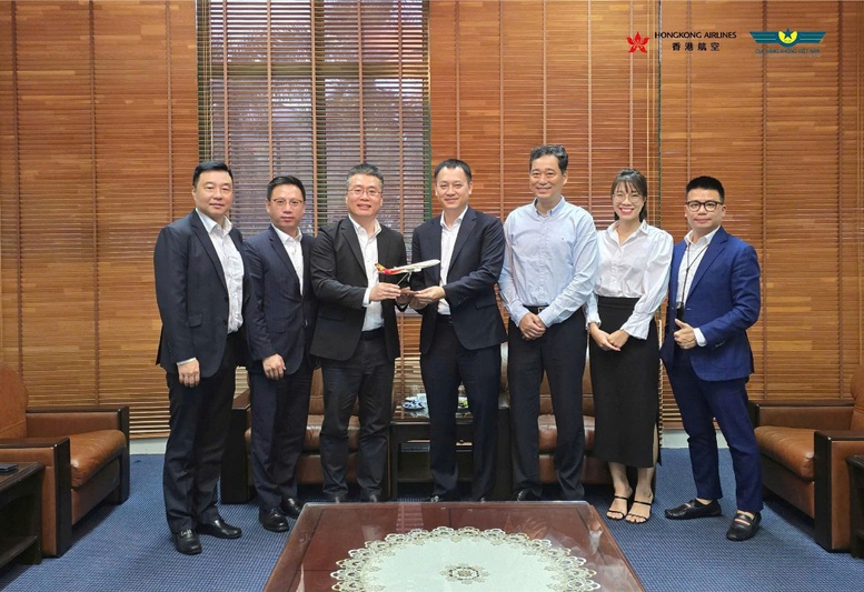Phó Chủ tịch Hongkong Airlines Louis Li trao quà và chụp hình lưu niệm cùng Phó Cục trưởng Cục Hàng không Việt Nam Đỗ Hồng Cẩm và đoàn công tác - Ảnh: CAA Phó Chủ tịch Hongkong Airlines Louis Li trao quà và chụp hình lưu niệm cùng Phó Cục trưởng Cục Hàng không Việt Nam Đỗ Hồng Cẩm và đoàn công tác - Ảnh: CAA
