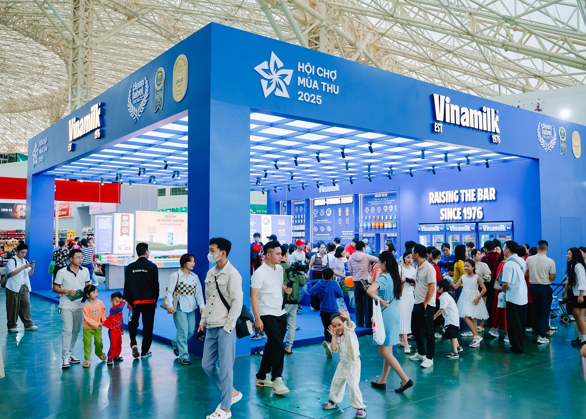 Gian hàng Vinamilk nổi bật, thu hút người tiêu dùng tại Hội chợ Mùa Thu 2025. Ảnh: Vi Nam Gian hàng Vinamilk nổi bật, thu hút người tiêu dùng tại Hội chợ Mùa Thu 2025. Ảnh: Vi Nam