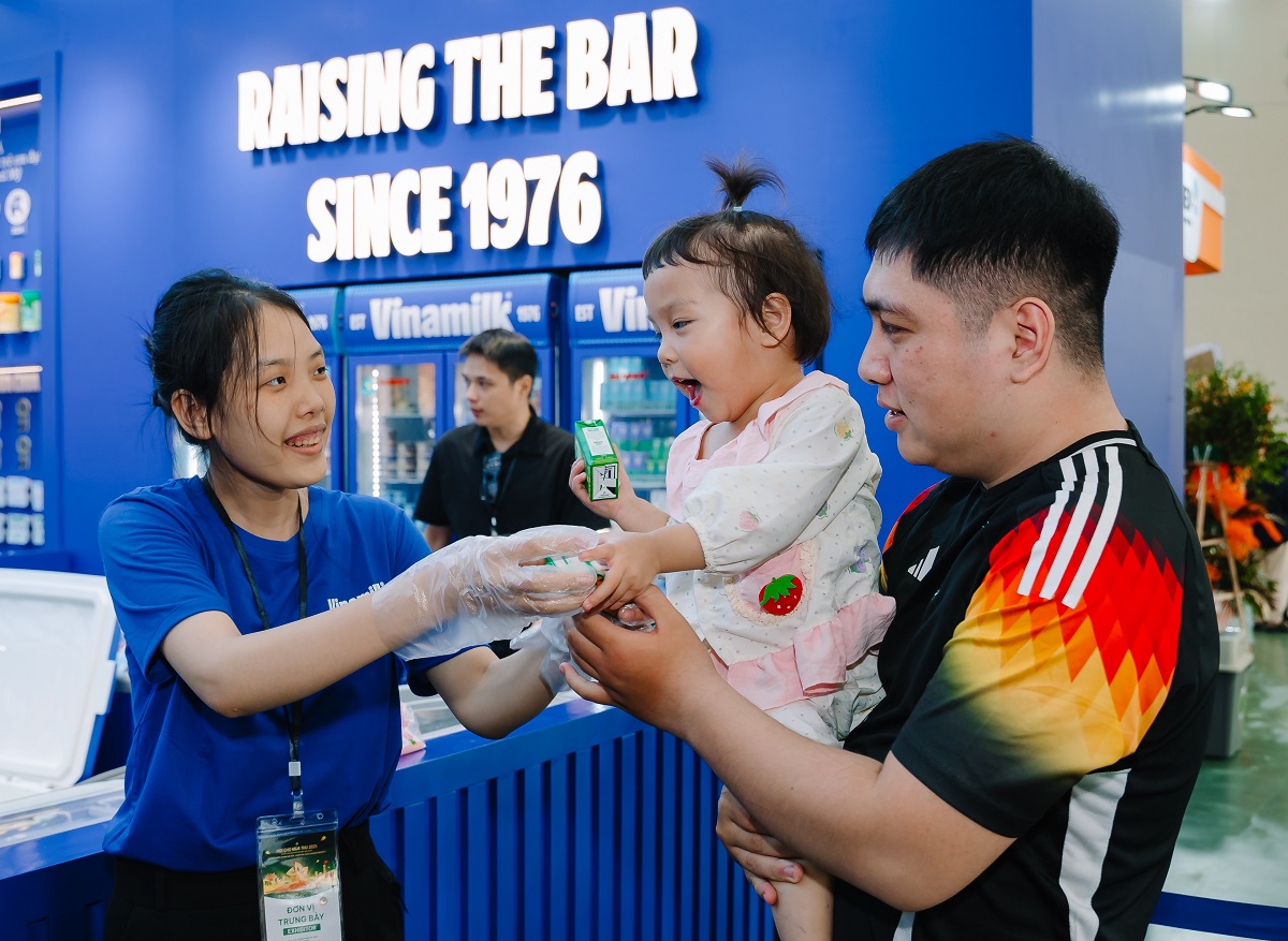 Người tiêu dùng được mời thưởng thức các sản phẩm mới của Vinamilk. Ảnh: Vi Nam Người tiêu dùng được mời thưởng thức các sản phẩm mới của Vinamilk. Ảnh: Vi Nam