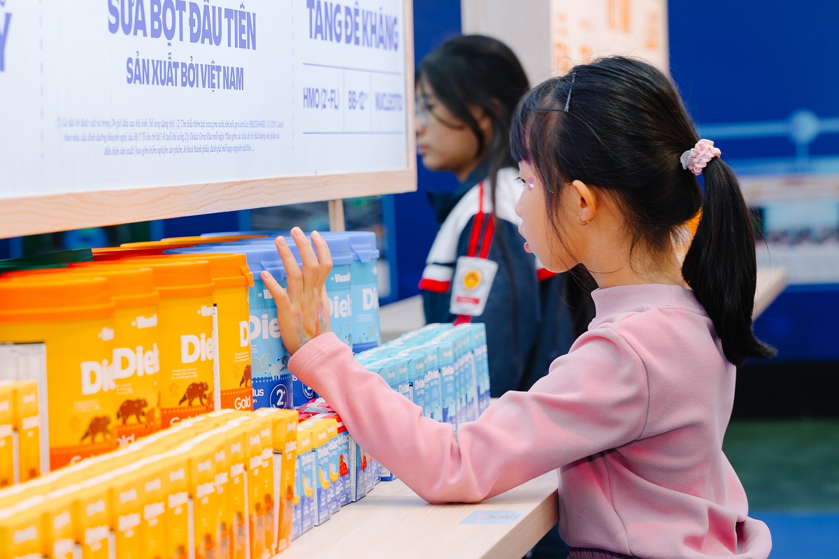 Vinamilk không ngừng đổi mới sản phẩm, đạt chuẩn quốc tế nhằm chăm sóc toàn diện sức khỏe người tiêu dùng. Ảnh: Vi Nam Vinamilk không ngừng đổi mới sản phẩm, đạt chuẩn quốc tế nhằm chăm sóc toàn diện sức khỏe người tiêu dùng. Ảnh: Vi Nam