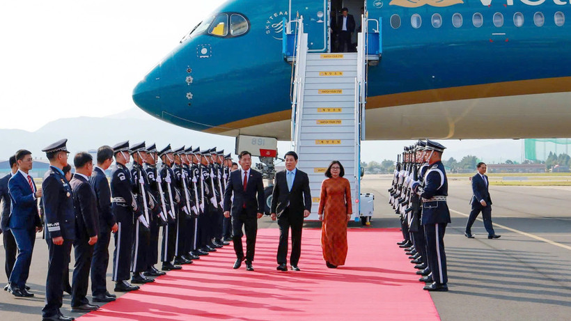 Chủ tịch nước Lương Cường đến Hàn Quốc, bắt đầu chương trình tham dự Tuần lễ Cấp cao APEC 2025. (Ảnh: XUÂN KỲ) Chủ tịch nước Lương Cường đến Hàn Quốc, bắt đầu chương trình tham dự Tuần lễ Cấp cao APEC 2025. (Ảnh: XUÂN KỲ)