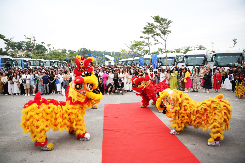 1.000 khách du lịch Trung Quốc tham quan Vịnh Hạ Long