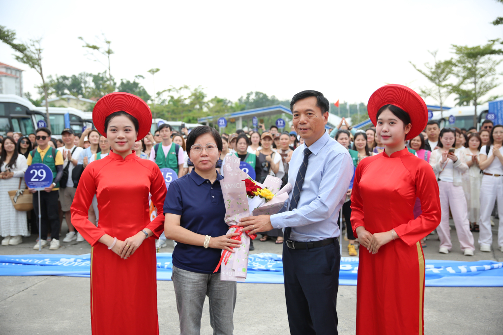 Đại diện lãnh đạo Sở Văn hóa, Thể thao và Du lịch Quảng Ninh tặng hoa chúc mừng đoàn. Đại diện lãnh đạo Sở Văn hóa, Thể thao và Du lịch Quảng Ninh tặng hoa chúc mừng đoàn.