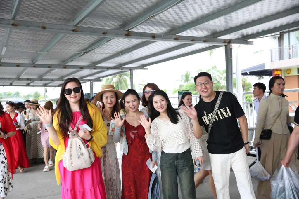 Du khách Trung Quốc hào hứng khi chuẩn bị đi tham quan Vịnh Hạ Long. Du khách Trung Quốc hào hứng khi chuẩn bị đi tham quan Vịnh Hạ Long.