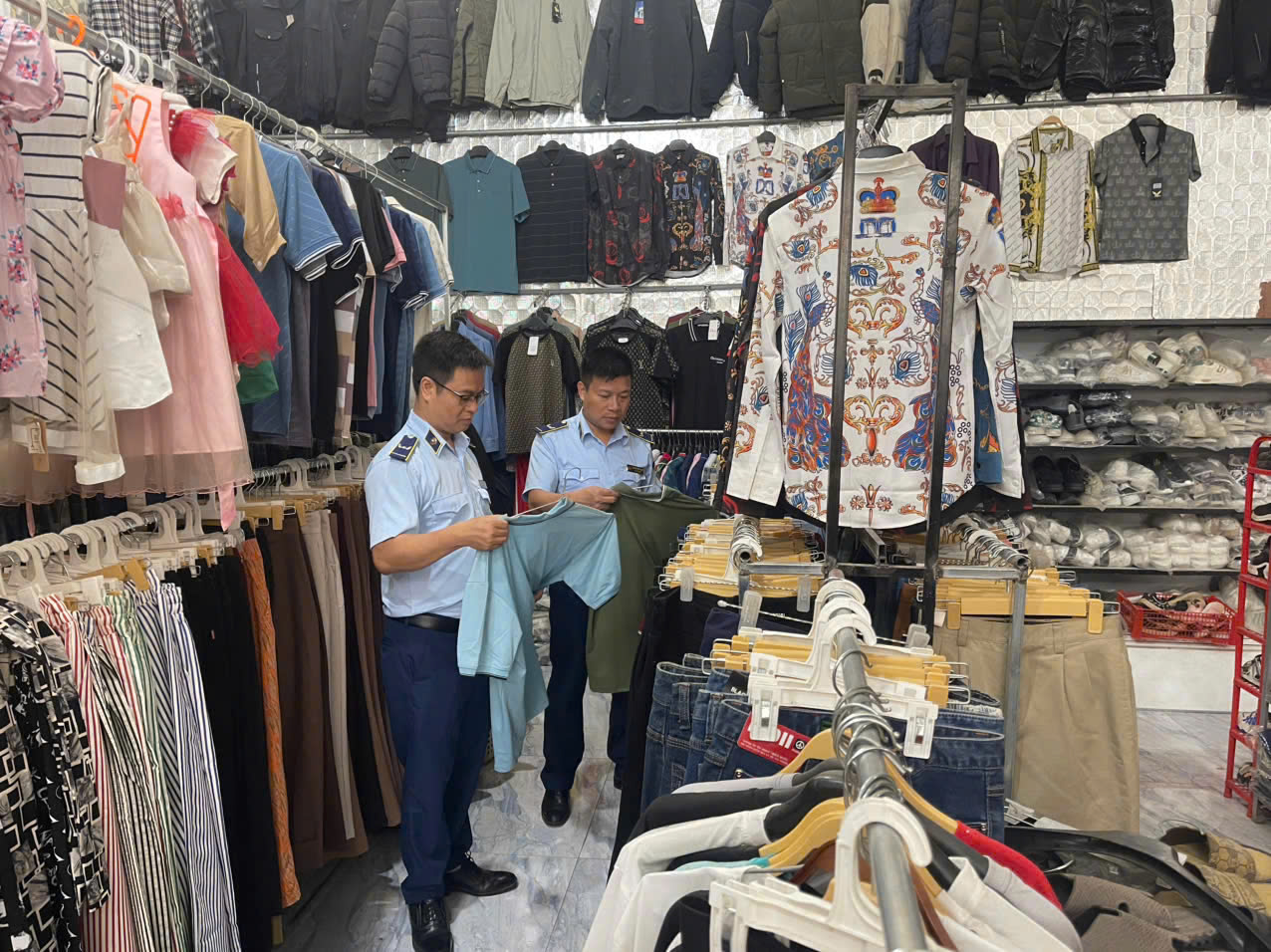 Lào Cai: Xử phạt hộ kinh doanh buôn bán hàng hóa giả mạo nhãn hiệu ADIDAS