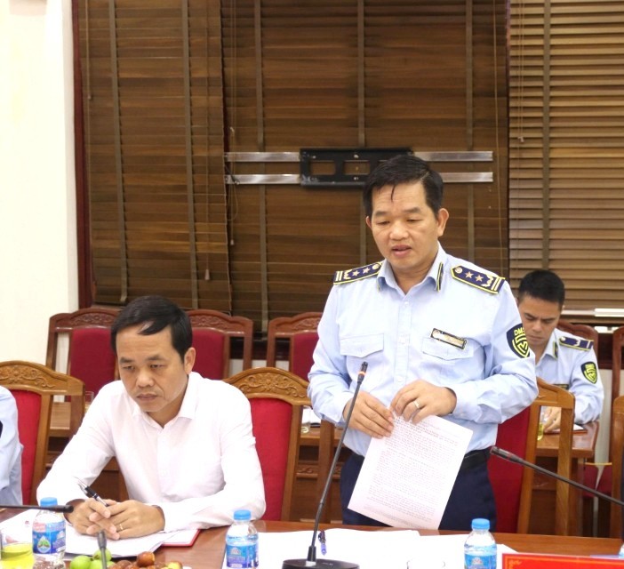 Chi cục trưởng Chi cục Quản lý thị trường Lạng Sơn, Đặng Văn Ngọc báo cáo tại buổi làm việc