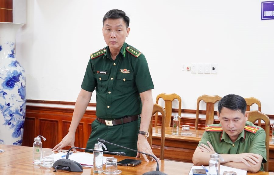 Đại diện lãnh đạo Ban Chỉ huy Bộ đội Biên phòng tỉnh thảo luận, góp ý. Đại diện lãnh đạo Ban Chỉ huy Bộ đội Biên phòng tỉnh thảo luận, góp ý.