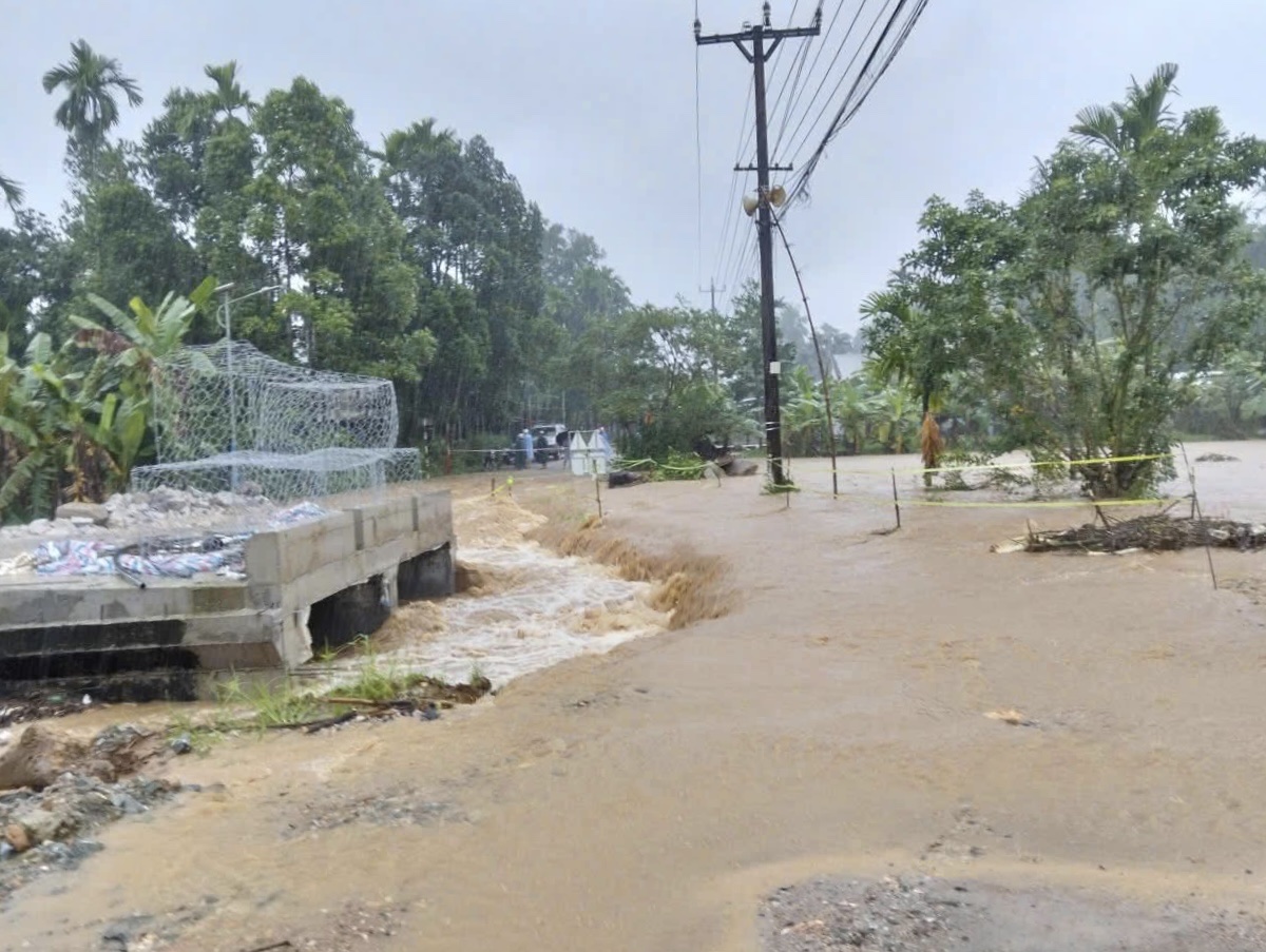 EVNCPC ứng trực 24/24, nỗ lực khôi phục điện tại miền Trung sau mưa lũ