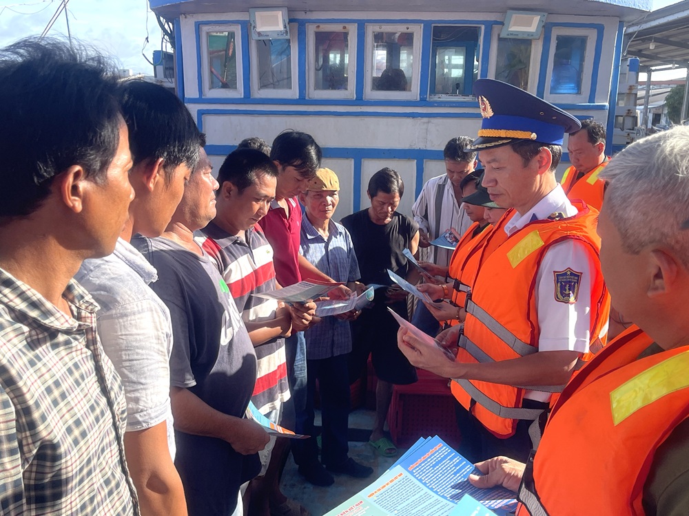 Tuyên truyền cho bà con ngư dân