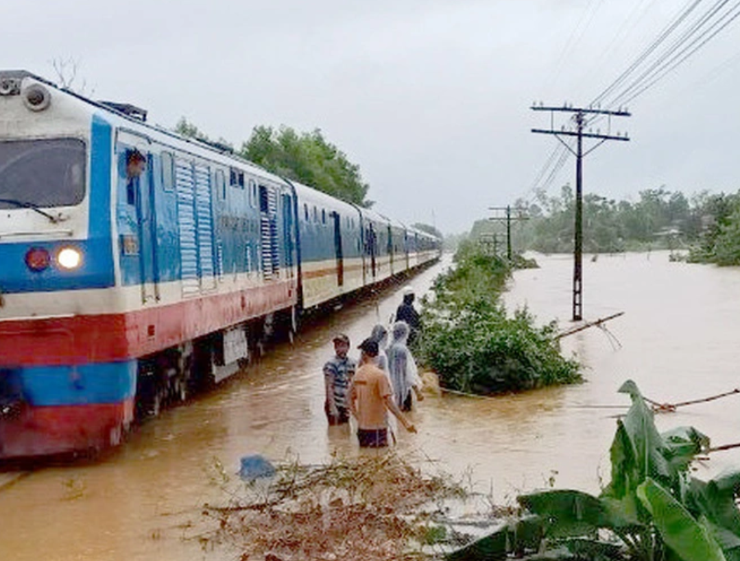 Ngành Đường sắt tạm dừng chạy 17 đoàn tàu do mưa lũ tại miền Trung
