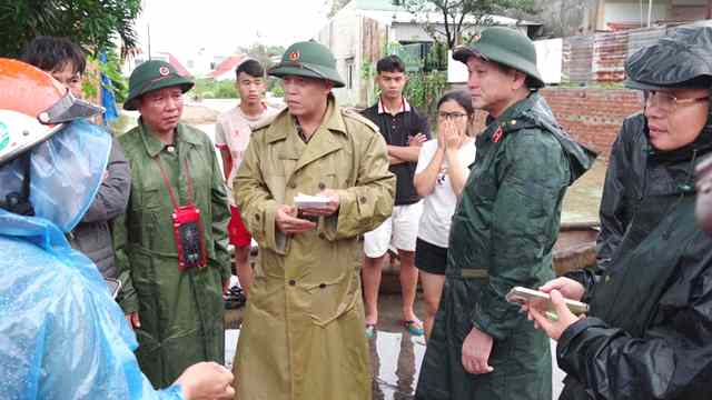 Tư lệnh Quân khu 5 kiểm tra, chỉ đạo công tác ứng phó mưa lũ tại Đà Nẵng
