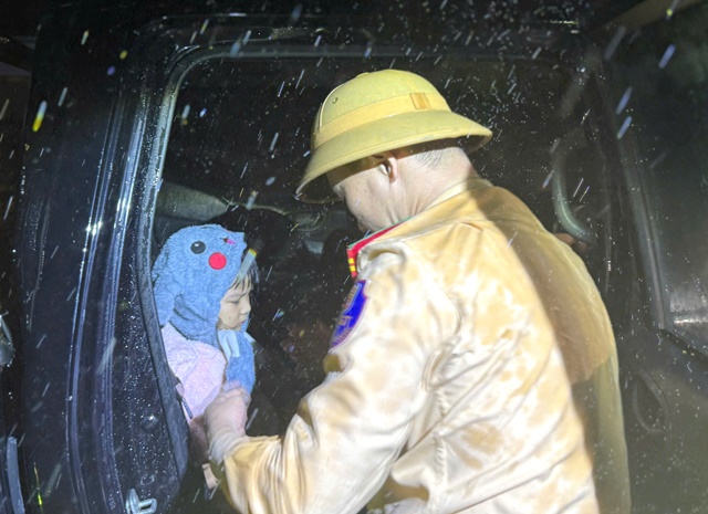 Đà Nẵng:Trạm CSGT Hòa Nhơn kịp thời đưa cháu bé bị sốt cao đi bệnh viện