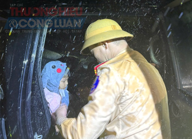 Trạm CSGT Hòa Nhơn, TP. Đà Nẵng kịp thời đưa cháu bé bị sốt cao đi bệnh viện. Trạm CSGT Hòa Nhơn, TP. Đà Nẵng kịp thời đưa cháu bé bị sốt cao đi bệnh viện.