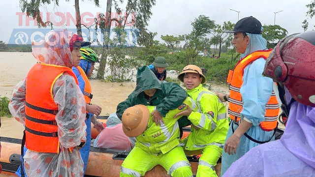 Đường bị ngập quá sâu, không có phương tiện di chuyển. Đường bị ngập quá sâu, không có phương tiện di chuyển.
