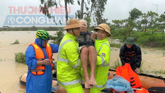 Cán bộ cảnh sát Trạm CSGT Hòa Nhơn tham gia phối hợp cùng lực lượng vũ trang tiến hành di dời hàng trăm người dân xã Hòa Tiến TP. Đà Nẵng Cán bộ cảnh sát Trạm CSGT Hòa Nhơn tham gia phối hợp cùng lực lượng vũ trang tiến hành di dời hàng trăm người dân xã Hòa Tiến TP. Đà Nẵng