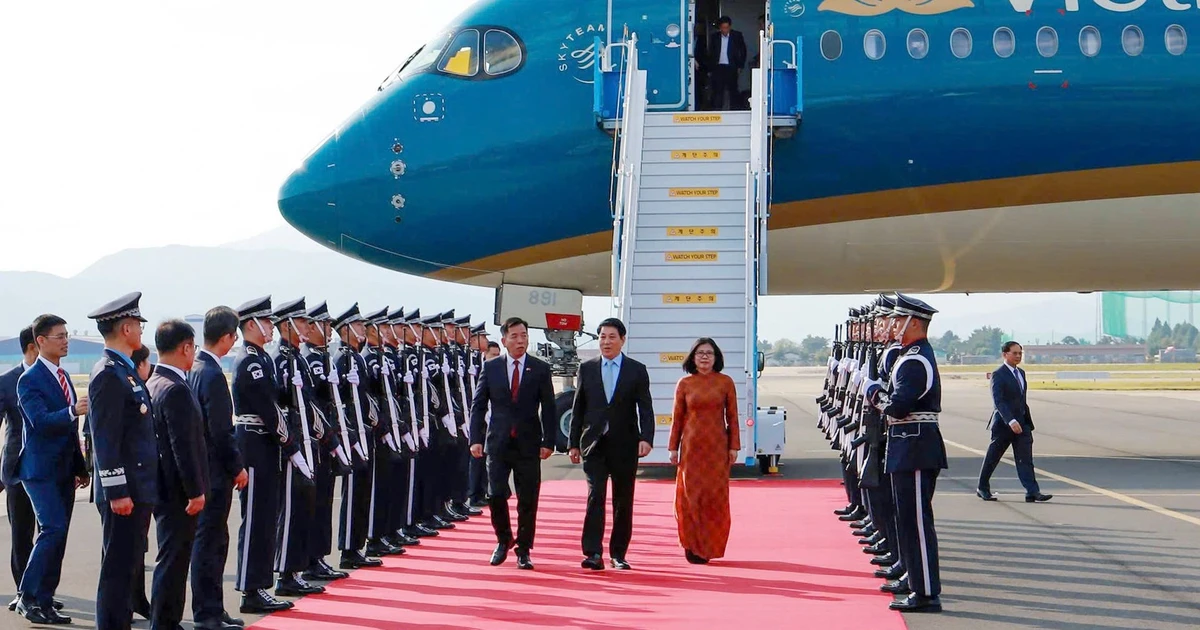 Chủ tịch nước Lương Cường đến Hàn Quốc, bắt đầu chương trình tham dự Tuần lễ Cấp cao APEC 2025