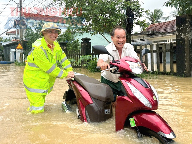 Trung tá Nguyễn Đình Trung - Trưởng trạm CSGT Hòa Nhơn, thuộc Phòng CSGT TP.Đà Nẵng hỗ trợ người xe bị chết máy. Trung tá Nguyễn Đình Trung - Trưởng trạm CSGT Hòa Nhơn, thuộc Phòng CSGT TP.Đà Nẵng hỗ trợ người xe bị chết máy.