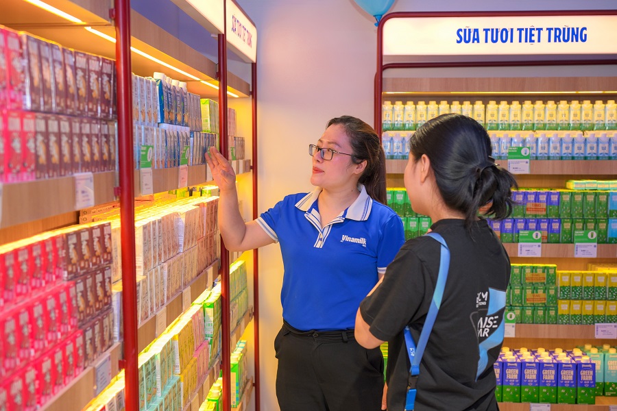 Vinamilk tăng trưởng doanh thu quý 3 tại thị trường trong nước nhờ tăng độ phủ cửa hàng; sản phẩm mới và đa dạng cách tiếp cận người tiêu dùng. Ảnh: Vi Nam Vinamilk tăng trưởng doanh thu quý 3 tại thị trường trong nước nhờ tăng độ phủ cửa hàng; sản phẩm mới và đa dạng cách tiếp cận người tiêu dùng. Ảnh: Vi Nam
