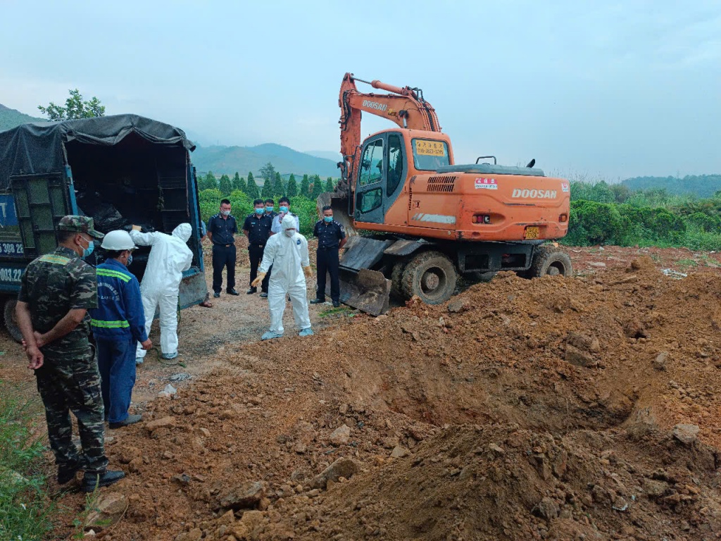 Chi cục Chi cục Hải quan khu vực VII phối hợp với các cơ quan chức năng, tổ chức tiêu hủy hàng hóa vi phạm. Ảnh: TB Chi cục Chi cục Hải quan khu vực VII phối hợp với các cơ quan chức năng, tổ chức tiêu hủy hàng hóa vi phạm. Ảnh: TB