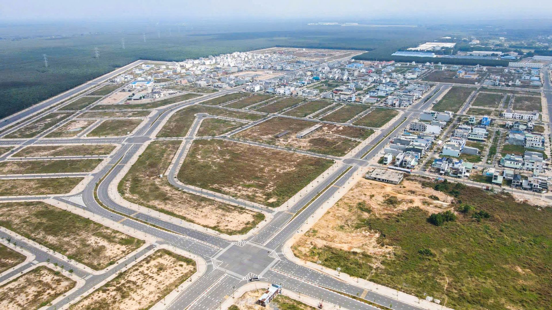 Việc ban hành bảng giá đất mới bảo đảm phù hợp với quy định pháp luật và tình hình thực tiễn của địa phương. Việc ban hành bảng giá đất mới bảo đảm phù hợp với quy định pháp luật và tình hình thực tiễn của địa phương.