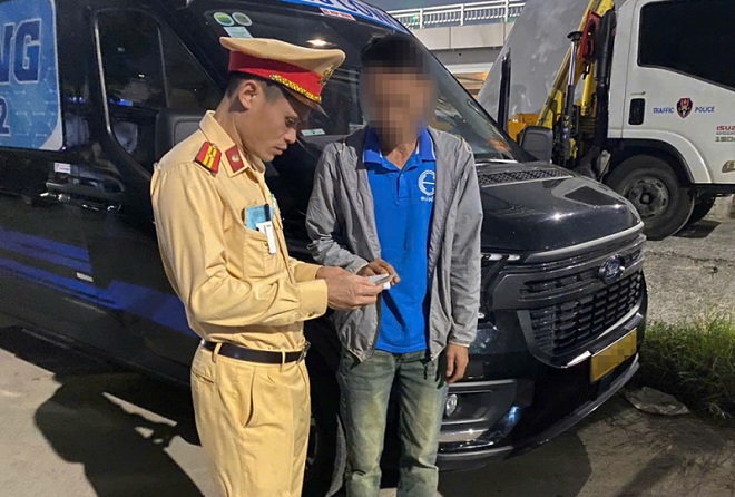 Cảnh sát làm việc với tài xế xe Limousine