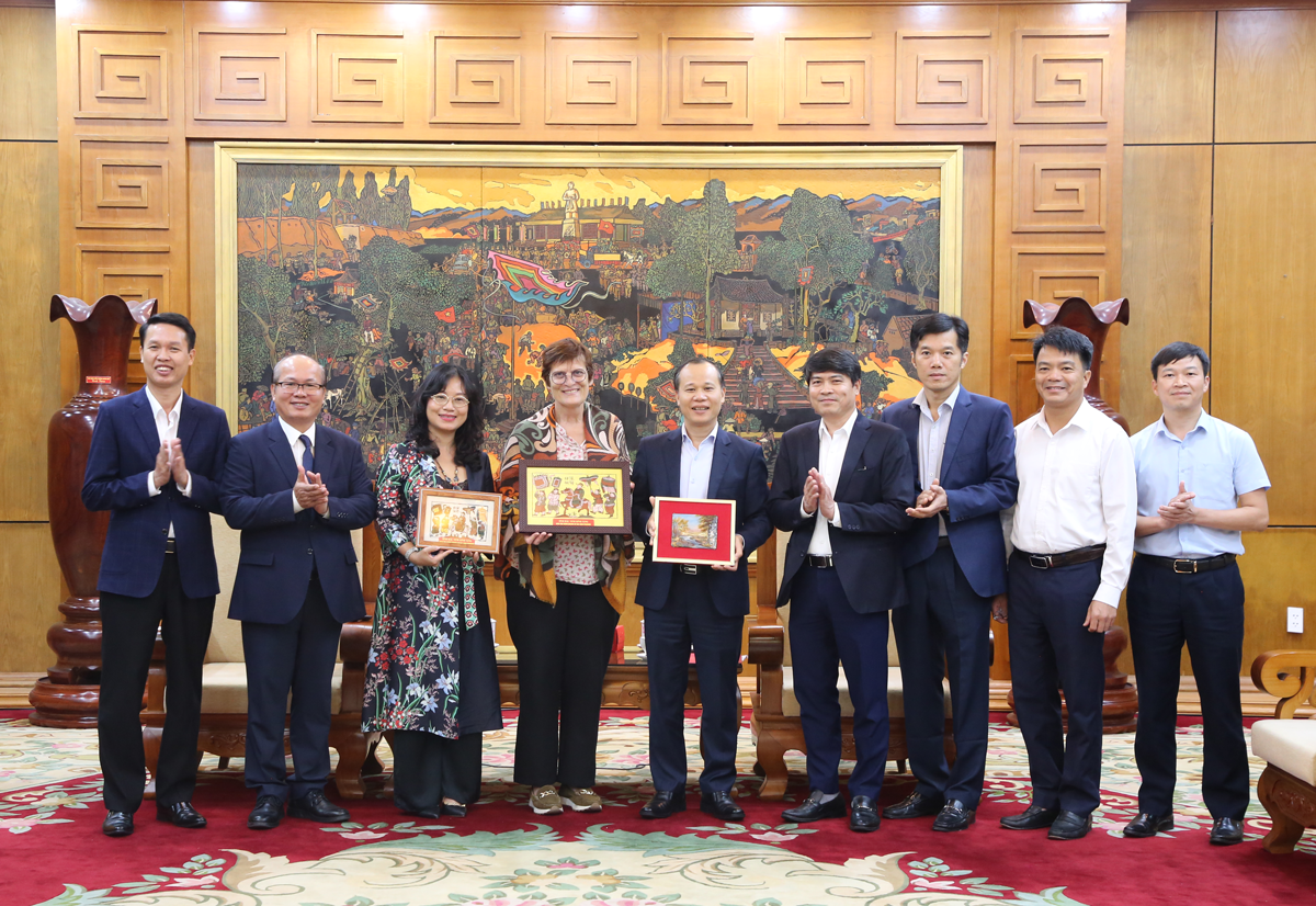 Các đồng chí lãnh đạo tỉnh chụp ảnh lưu niệm với Giáo sư Veronique Blanquet Các đồng chí lãnh đạo tỉnh chụp ảnh lưu niệm với Giáo sư Veronique Blanquet