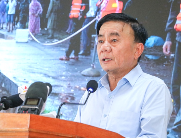 Thường trực Ban Bí thư Trần Cẩm Tú phát biểu tại buổi trao quà. Thường trực Ban Bí thư Trần Cẩm Tú phát biểu tại buổi trao quà.