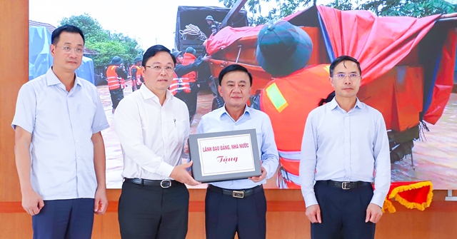 Thường trực Ban Bí thư Trần Cẩm Tú trao quà hỗ trợ của Đảng, Nhà nước cho TP. Đà Nẵng. Thường trực Ban Bí thư Trần Cẩm Tú trao quà hỗ trợ của Đảng, Nhà nước cho TP. Đà Nẵng.